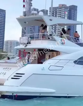 三亚女子比基尼被冲走教练帮遮